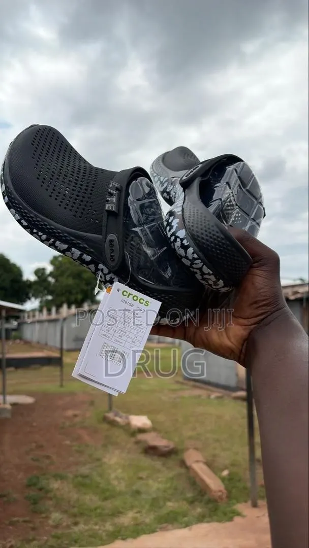 Unisex Crocs · Photo 4