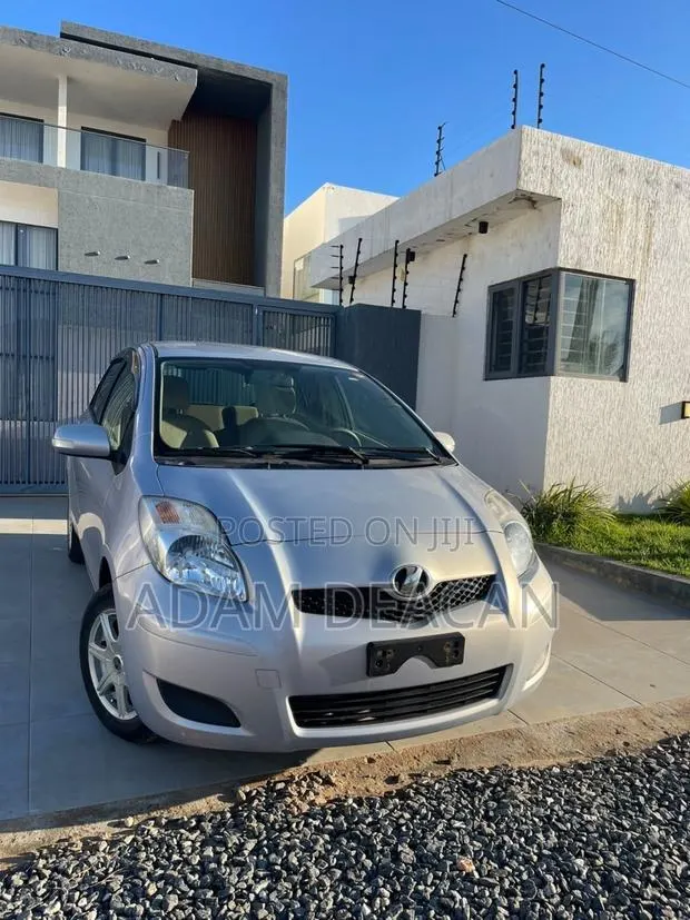 Toyota Vitz 2010 Silver · Photo 1