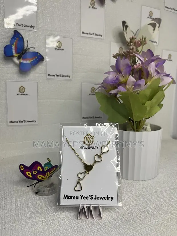 Elegant Triple Heart Gold Pendant Necklace for Women · Photo 1