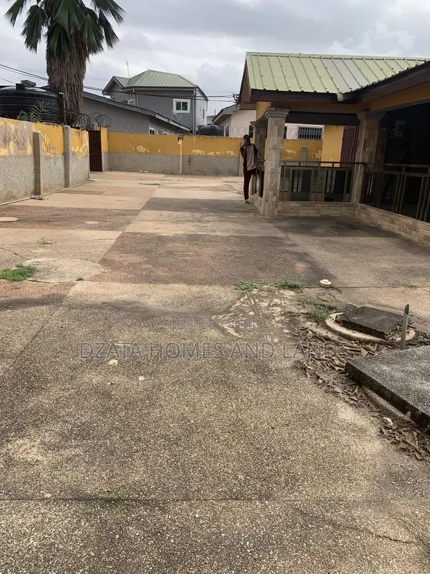 5bdrm House in Basket, Spintex for sale · Photo 1
