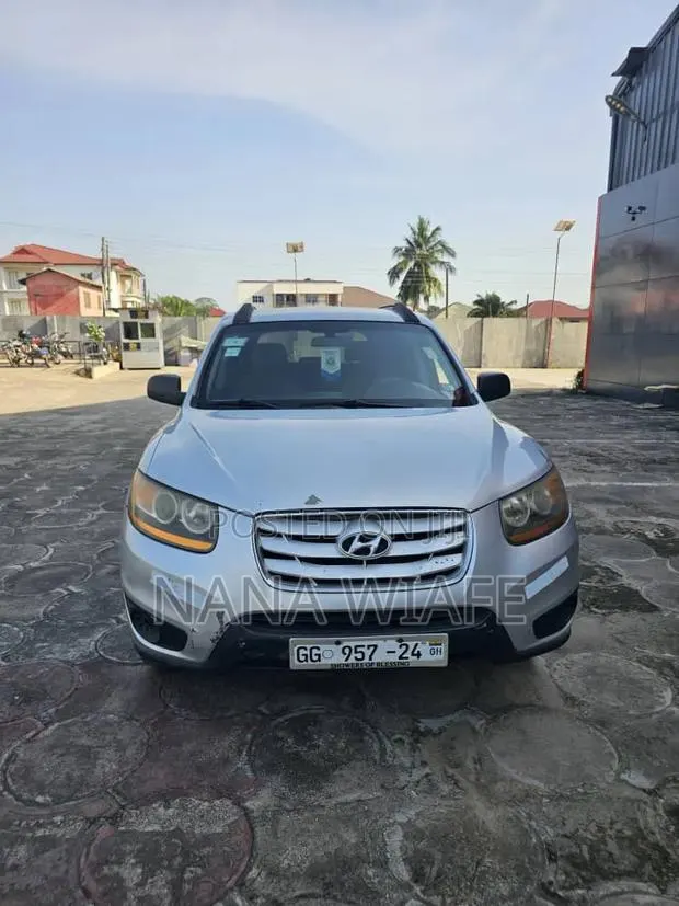 Hyundai Santa Fe 2011 Silver · Photo 1