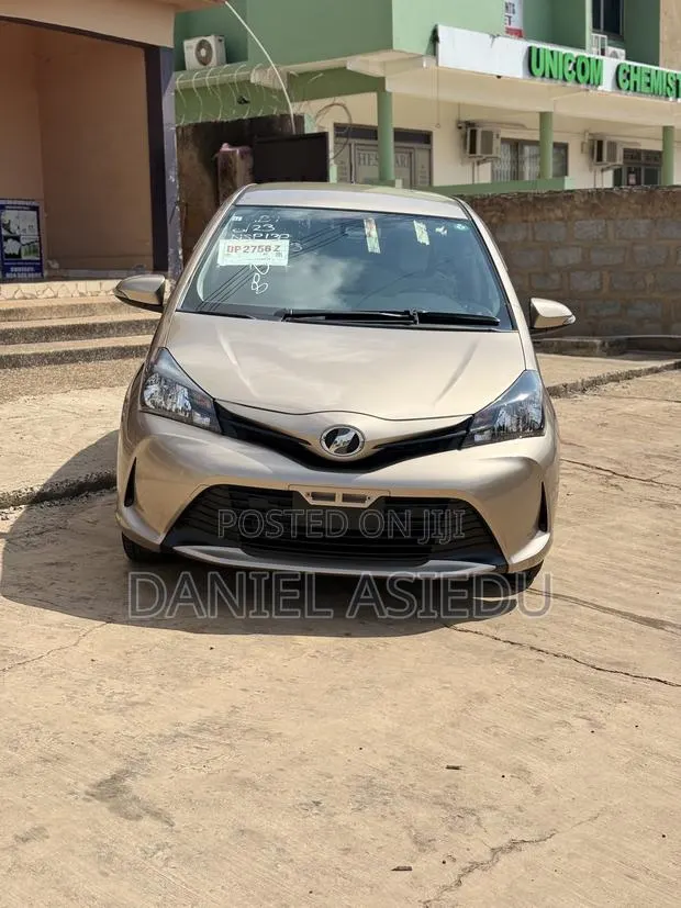 Toyota Vitz 1.3 AWD 3dr 2015 Gold · Photo 1