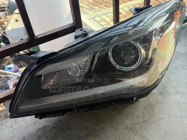Hyundai Genesis Headlight · Photo 1