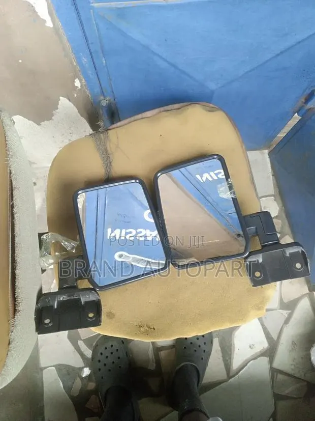 Mitsubishi Pickup Pair · Photo 1