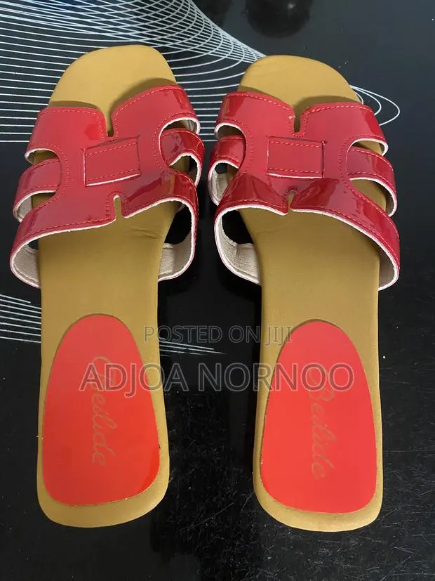 Ladies Slip On · Photo 1