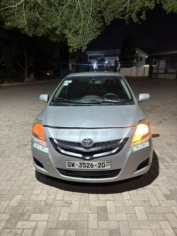 Toyota Yaris Base Sedan 4dr 2010 Silver · Photo 1