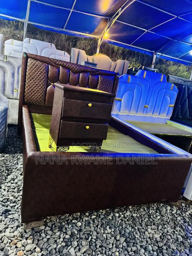 Brown Double Bed · Photo 1