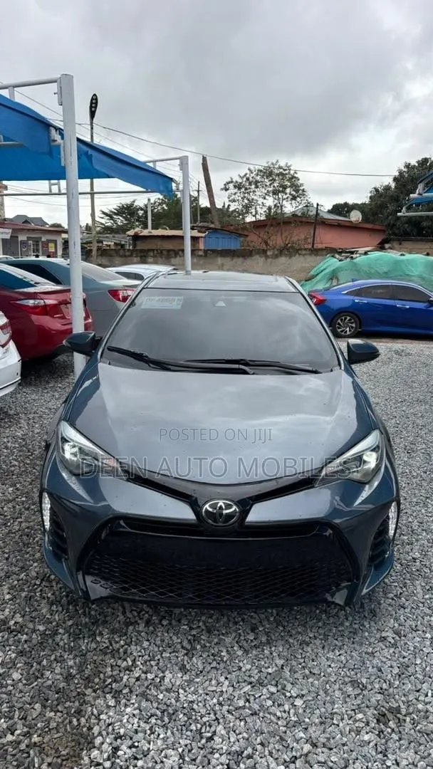 Toyota Corolla SE (1.8L 4cyl 6M) 2018 Gray · Photo 1