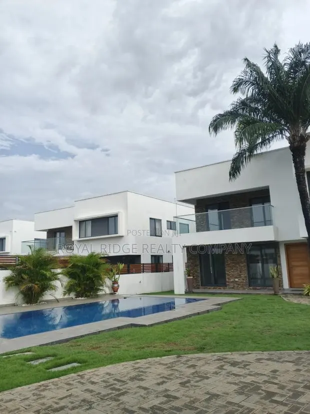 4bdrm Townhouse / Terrace in Tseaddo Roundabout, Accra Metropolitan · Photo 1