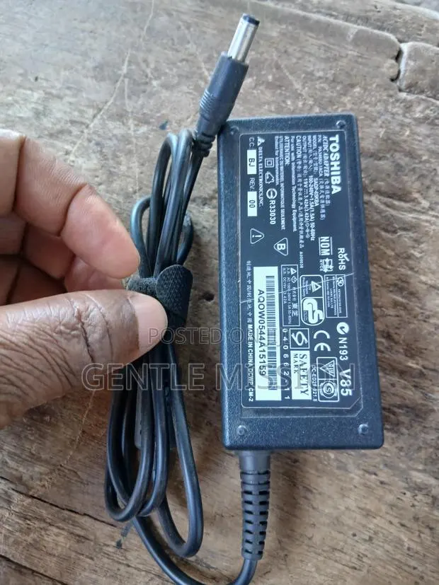 AC Adapter for Toshiba Laptop 19v · Photo 1