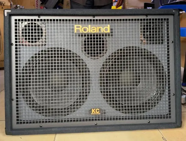 Roland KC-880 Stereo Keyboard Combo Amplifier {320-Watt Combo Amp} · Photo 1