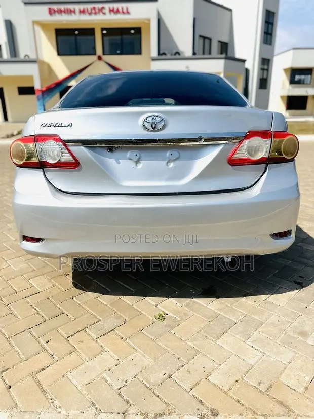 Toyota Corolla LE 4dr Sedan (1.8L 4cyl 4A) 2011 Silver · Photo 2