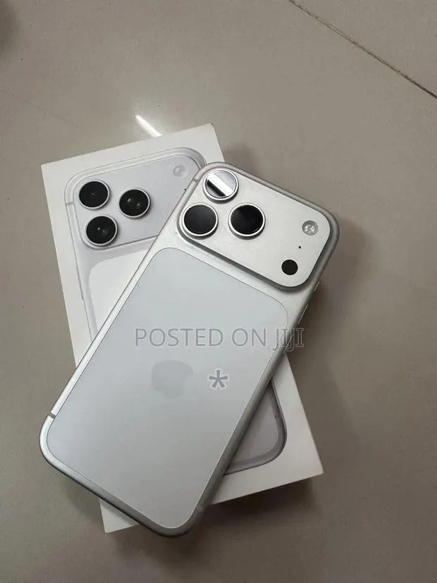 Apple iPhone 17 Pro Max 256 GB Silver · Photo 1