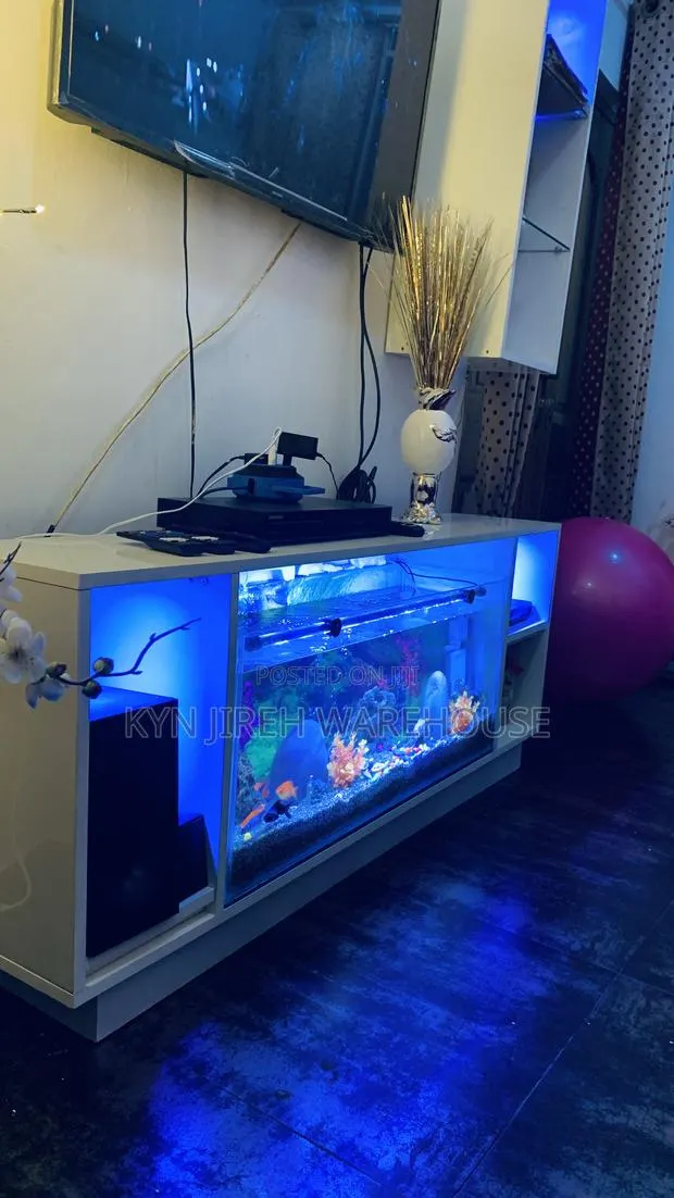 Tv Stand Aquarium With 10 Fishes · Photo 1