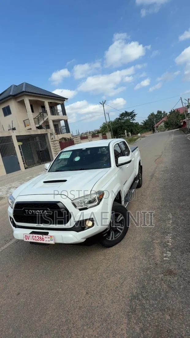 Toyota Tacoma TRD Sport 2017 White · Photo 1