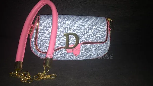 Bags and Wraps Lounge · Photo 1