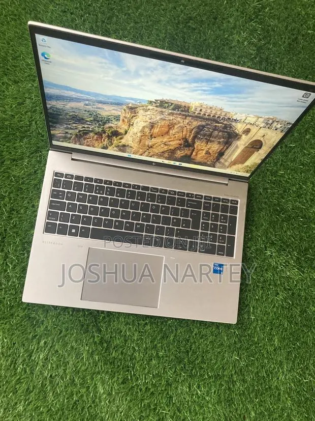 New Laptop HP EliteBook 860 G10 16GB Intel Core i5 SSD 256GB · Photo 1