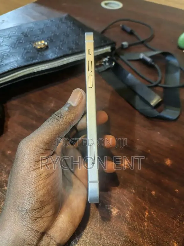 Apple iPhone 12 64 GB Black · Photo 1