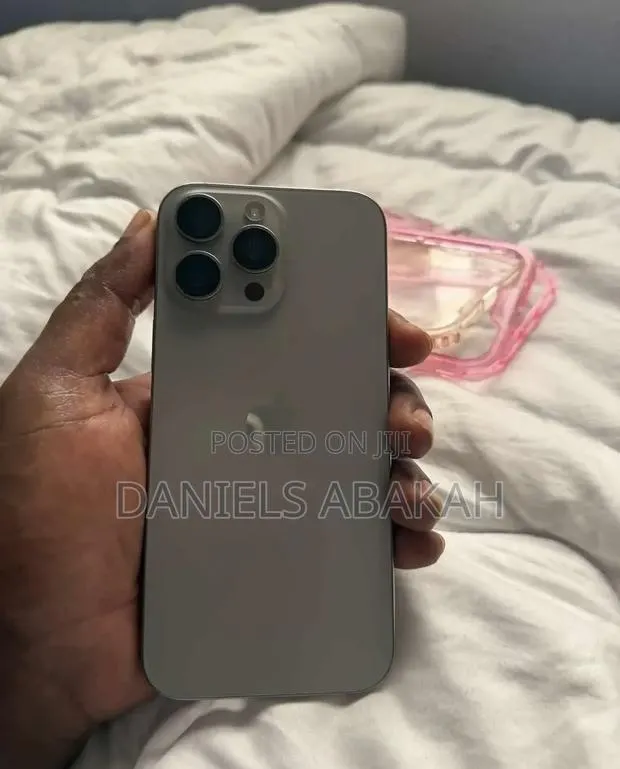 Apple iPhone 16 Pro Max 256 GB Silver · Photo 1
