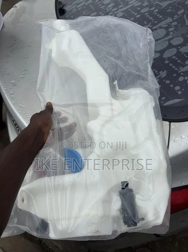 Honda CRV Wiper Bottle With Motor 2017,2018,2019,2020,2021,2022 · Photo 1