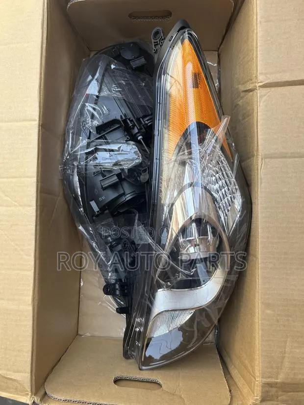 Hyundai Elantra GT 2012-2014 Headlight · Photo 1