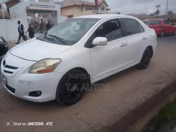 Toyota Yaris Base Sedan 4dr 2010 White · Photo 1