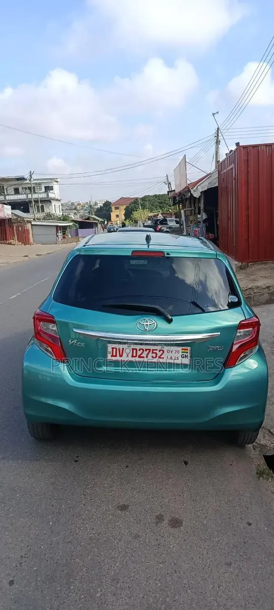 Toyota Vitz 2015 Green · Photo 1