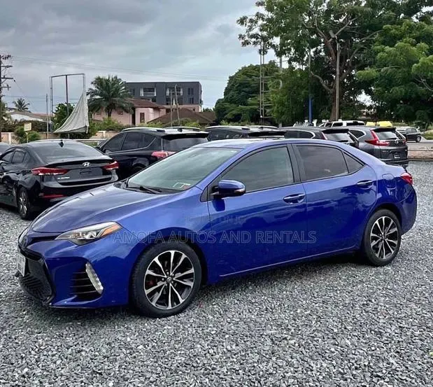 Toyota Corolla Sedan · Photo 1