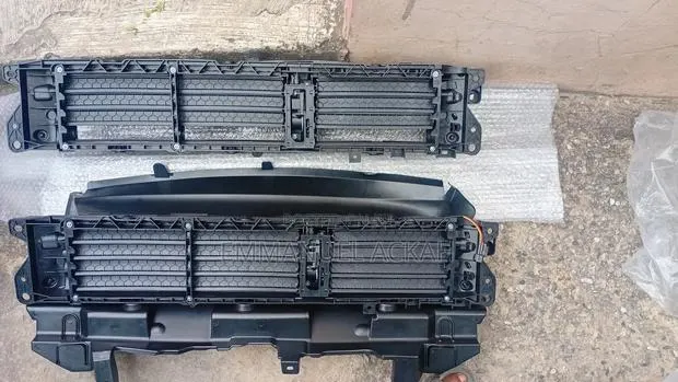 Honda CR-V 2023 Shatter Grill Top and Down · Photo 1