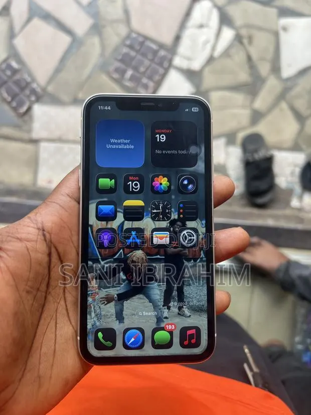 Apple iPhone 11 64 GB White · Photo 1