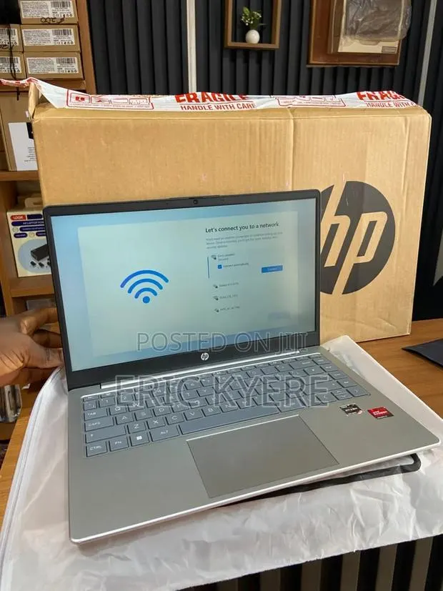 New Laptop HP 8GB AMD Ryzen 3 SSD 256GB · Photo 1