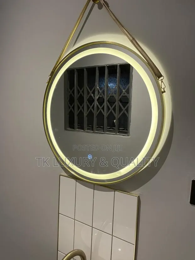 Classic Hanging Led Mirror · Photo 1