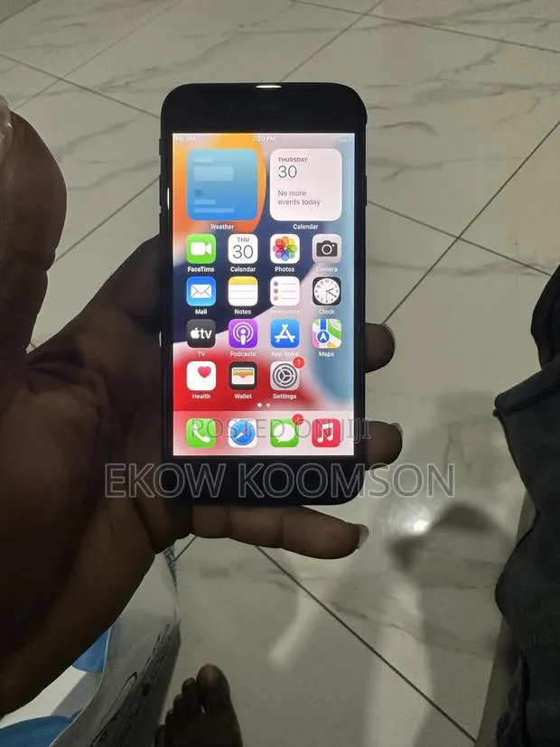 Apple iPhone 7 32 GB Black · Photo 1