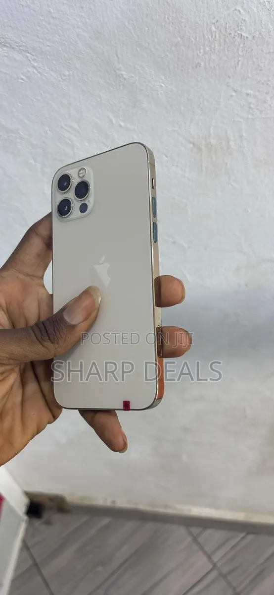 Apple iPhone 12 Pro 128 GB Gold · Photo 1