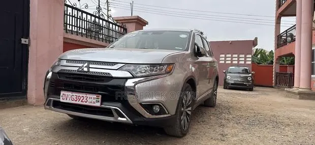 Mitsubishi Outlander SEL FWD 2020 Silver · Photo 1