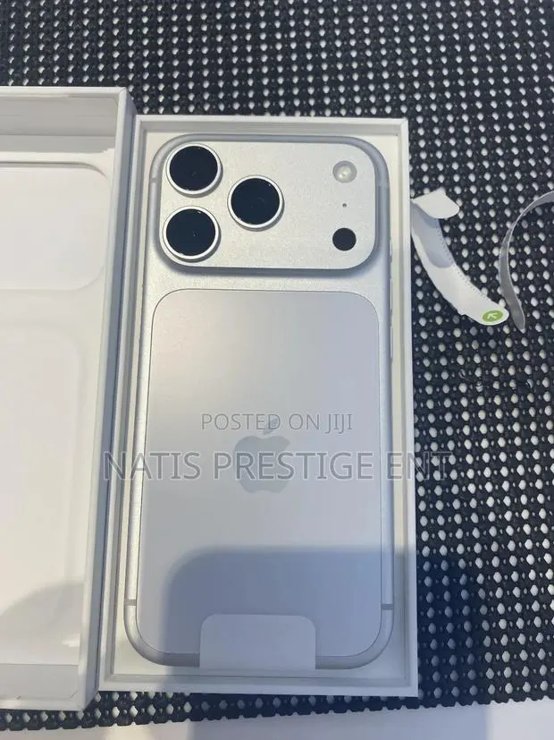 New Apple iPhone 17 Pro Max 256 GB Silver · Photo 1