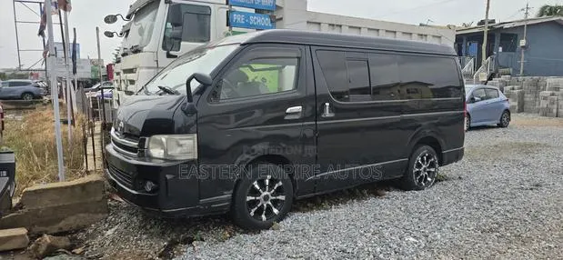Toyota HiAce 2013 Black · Photo 1