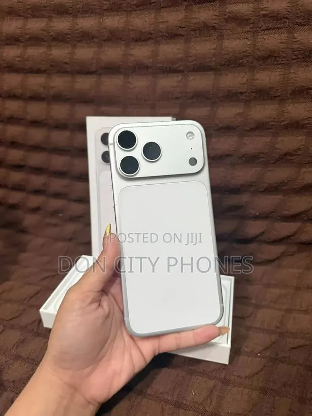 Apple iPhone 17 Pro Max 256 GB White · Photo 1