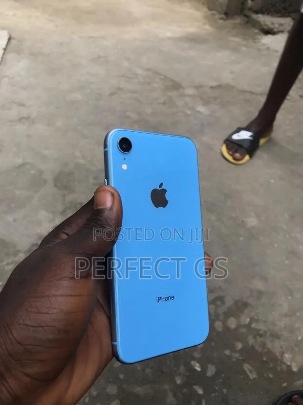 New Apple iPhone XR 64 GB Blue · Photo 1