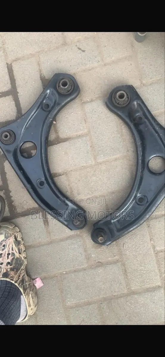 Nissan Versa Lower Arm 2012-2016 · Photo 1