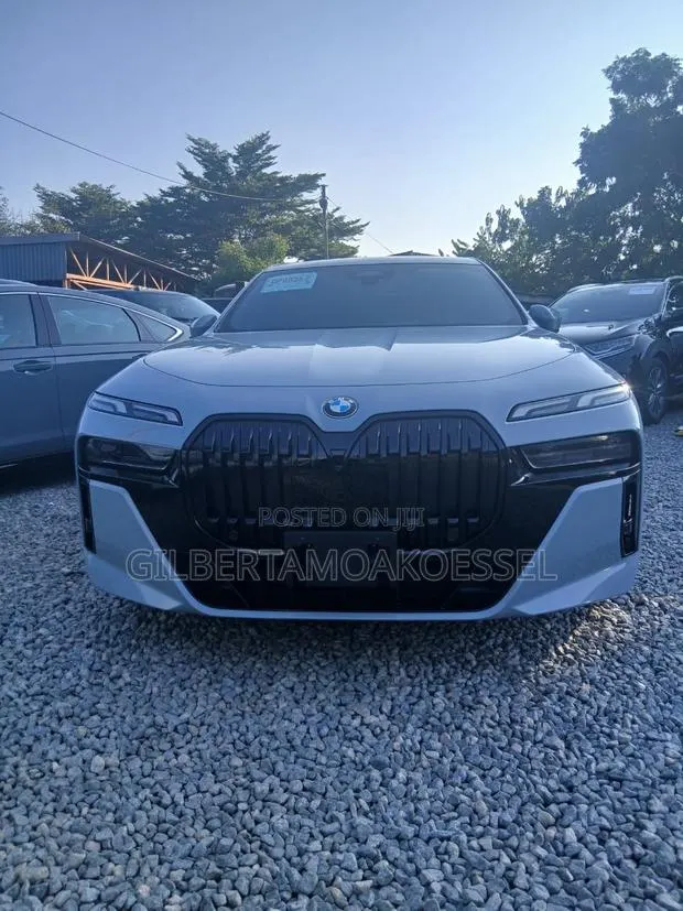 BMW 7 Series 2023 Teal · Photo 1