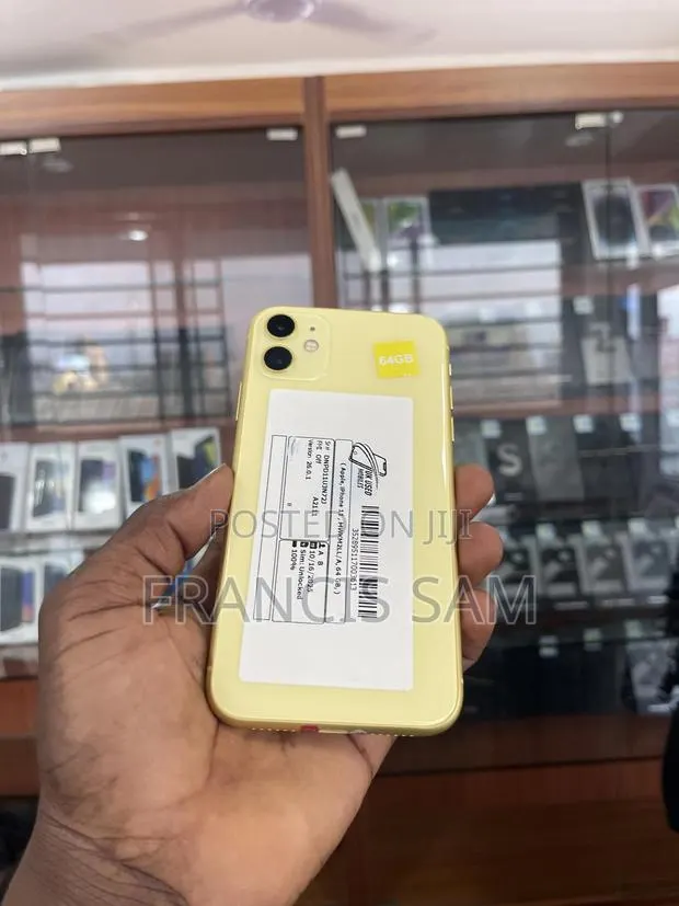 Apple iPhone 11 64 GB Yellow · Photo 1