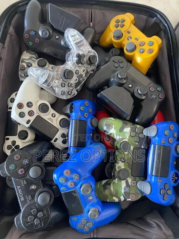 Uk Used Ps 4 and 3 Controlleers · Photo 1