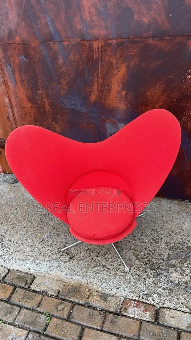 Vitra Design Museum Miniatures Collection Heart Shaped Cone Chair · Photo 1