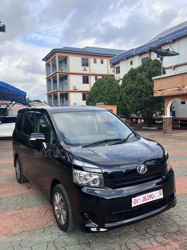Toyota Voxy V 2WD 8-Seater 2010 Black · Photo 1