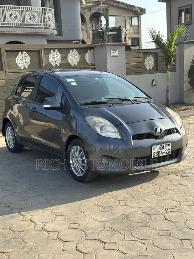 Toyota Vitz 1.3 FWD 3dr 2010 Gray · Photo 1