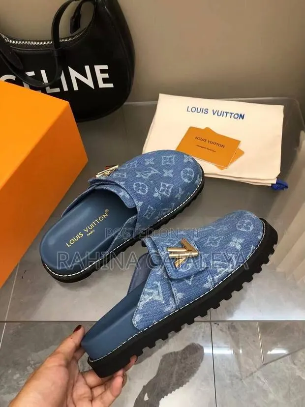 Ladies Luis Vuitton Slides · Photo 3