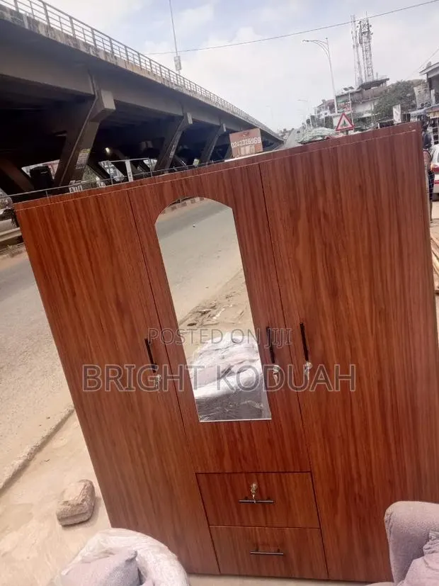 Three in One Wardrobe With a Mirror and Drawers · Photo 1
