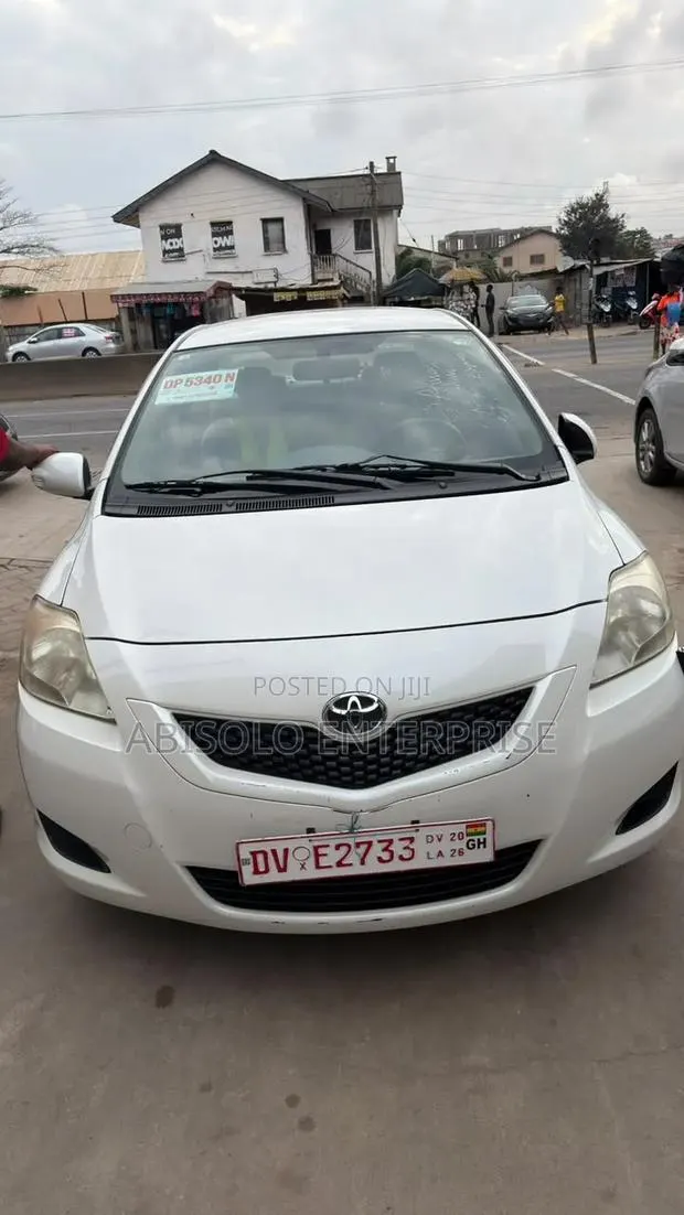 Toyota Belta 2012 White · Photo 1