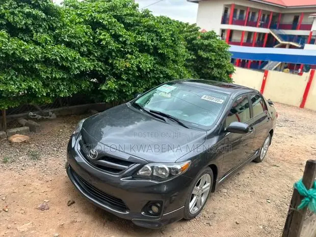 Toyota Corolla LE 4dr Sedan (1.8L 4cyl 4A) 2013 Gray · Photo 1